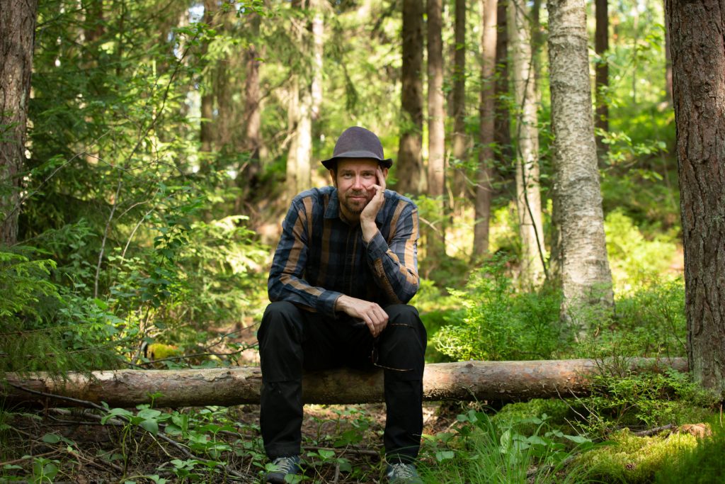 Kuva Juha Kauppisesta istumassa metsässä