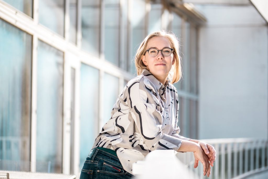 Kuva Anniina Virtasesta nojaamassa kaiteeseen