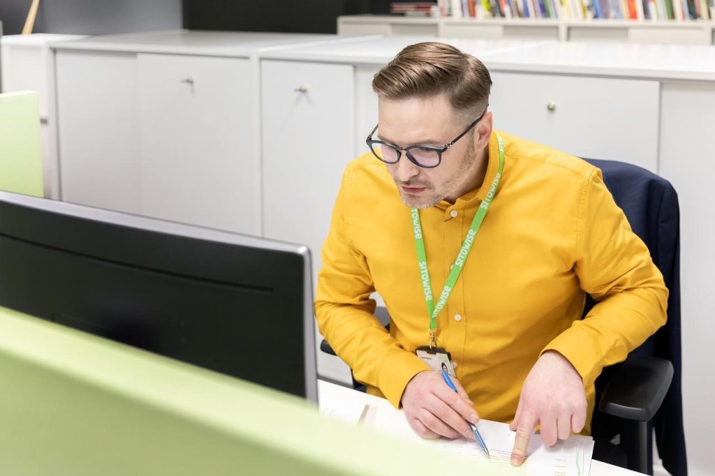 Kuva Sitowisen työntekijästä, joka työskentelee tietokoneella